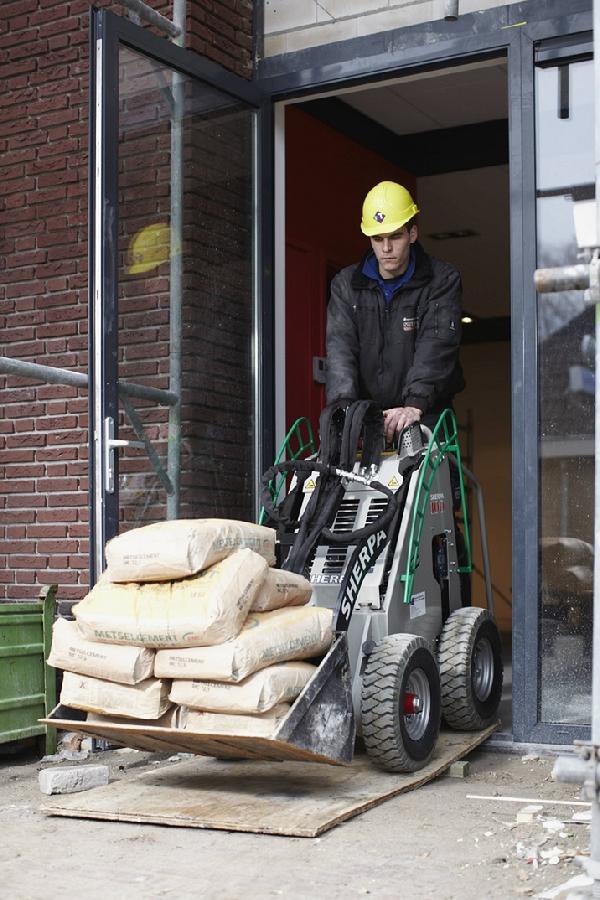 The SHERPA 100 ECO is just as powerful as a combustion engine model and is particularly suitable for indoor construction and demolition work.